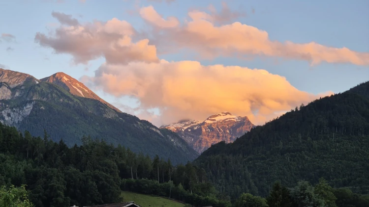 Dankbarkeit in der Beziehung spiegelt sich zum Beispiel beim Sonnenaufgang im den Bergen wieder