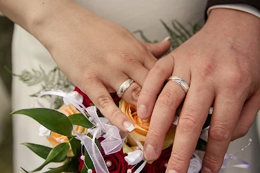 Ehe ein Abenteuer: Zwei Hände mit Ring