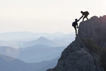 Ehe ein Abenteuer: Mann und Frau beim Bergsteigen