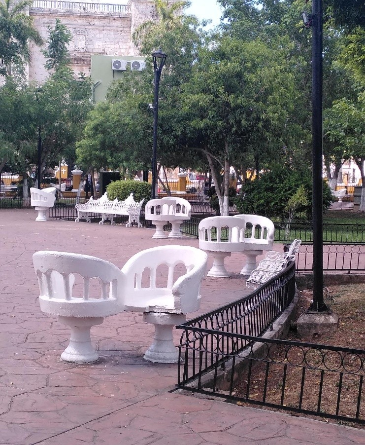 Parkbänke in Valladolid in Mexiko - Exerzitien für Paare