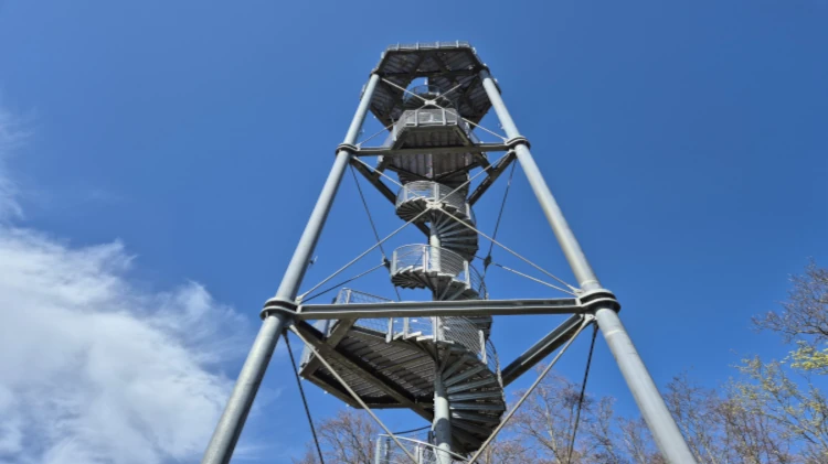 Ein Turm mit vielen Treppenstufen zum Thema Gelassenheit und Aktivität