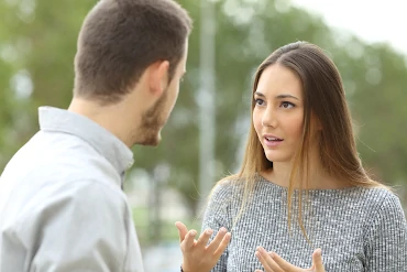 Ehekurs: Mann und Frau stehen sich gegenüber und diskutieren
