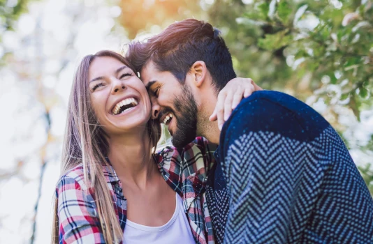 Ausgelassenes glückliches junges Paar umarmen sich in der Natur