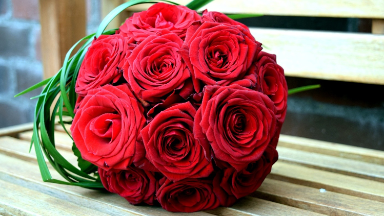 Ein roter großer Blumenstrauss anlässlich der Rubinhochzeit