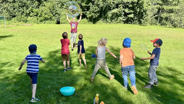 Seifenblasenspiel auf der Wiese des Feriendorfes